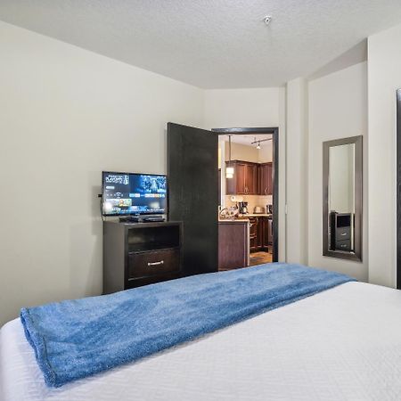 Cozy One Bedroom Condo With Indoor Pool And Hottub Canmore Esterno foto