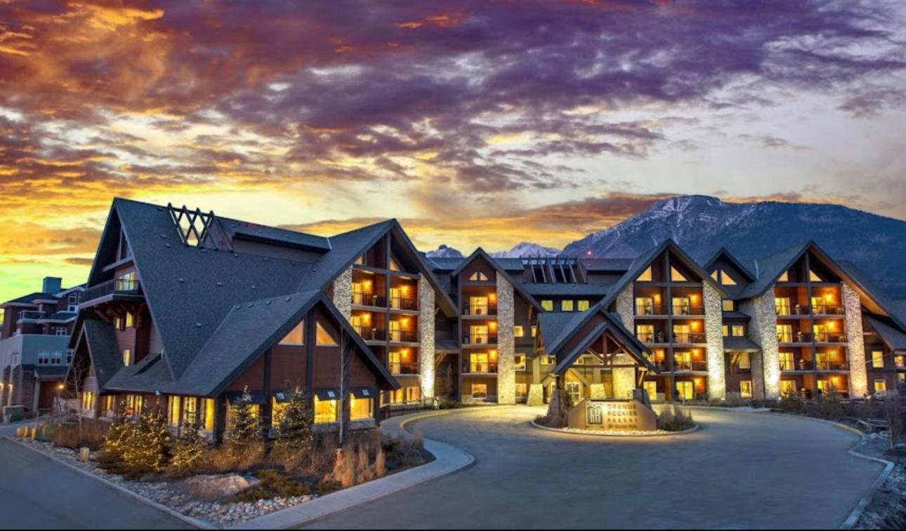 Cozy One Bedroom Condo With Indoor Pool And Hottub Canmore Esterno foto