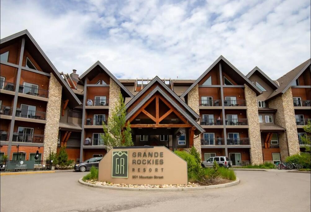 Cozy One Bedroom Condo With Indoor Pool And Hottub Canmore Esterno foto