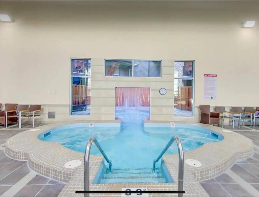 Cozy One Bedroom Condo With Indoor Pool And Hottub Canmore Esterno foto