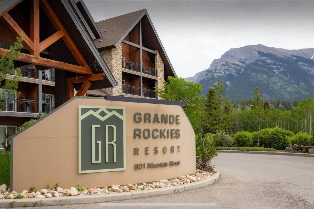 Cozy One Bedroom Condo With Indoor Pool And Hottub Canmore Esterno foto