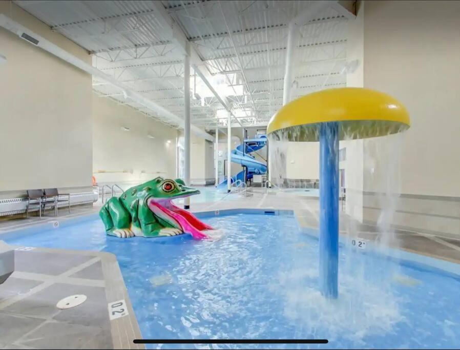 Cozy One Bedroom Condo With Indoor Pool And Hottub Canmore Esterno foto