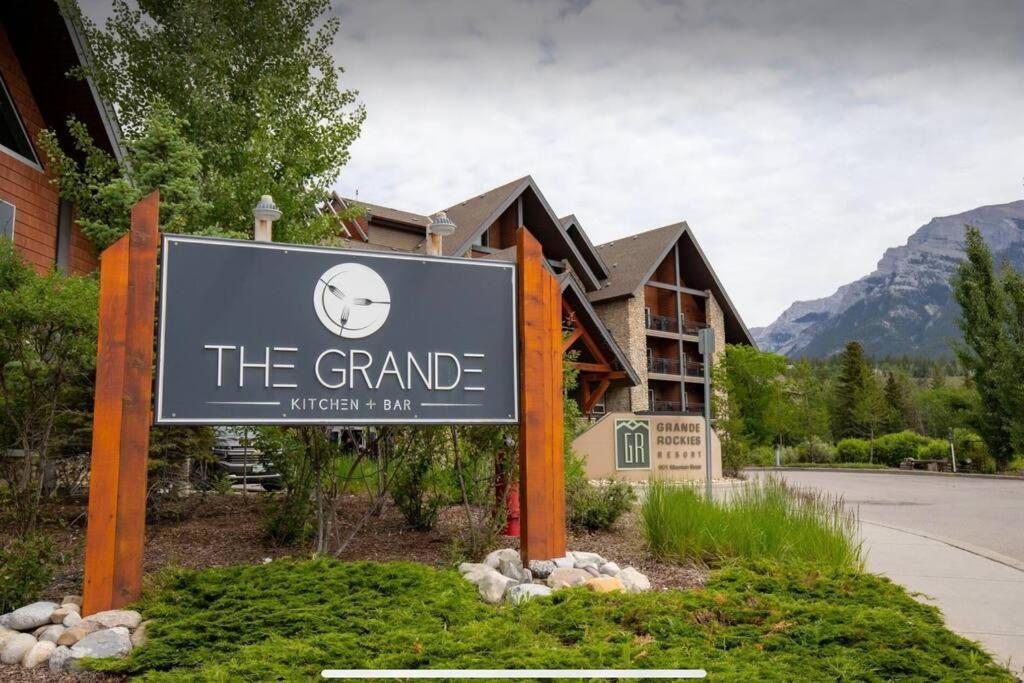 Cozy One Bedroom Condo With Indoor Pool And Hottub Canmore Esterno foto