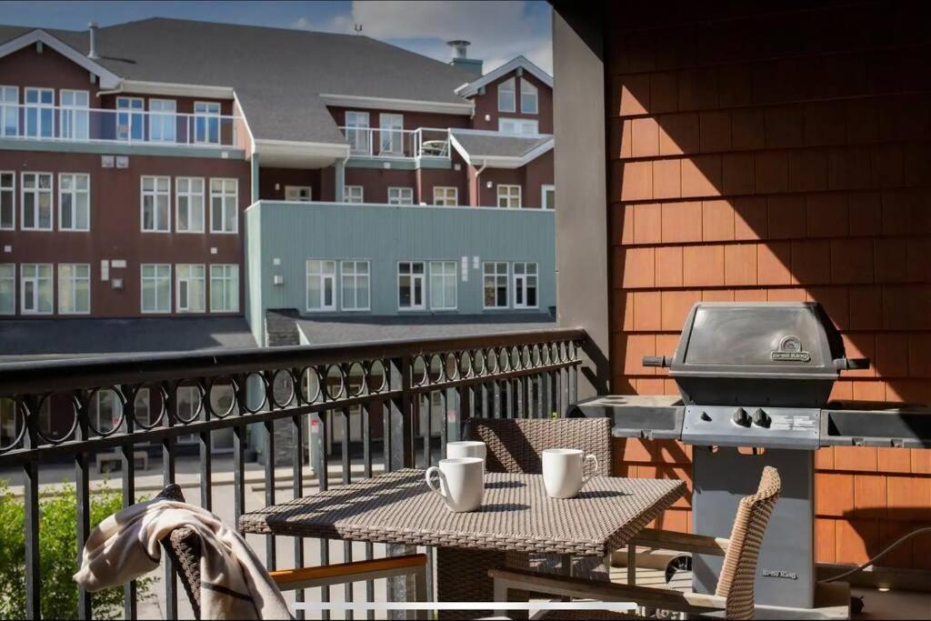 Cozy One Bedroom Condo With Indoor Pool And Hottub Canmore Esterno foto