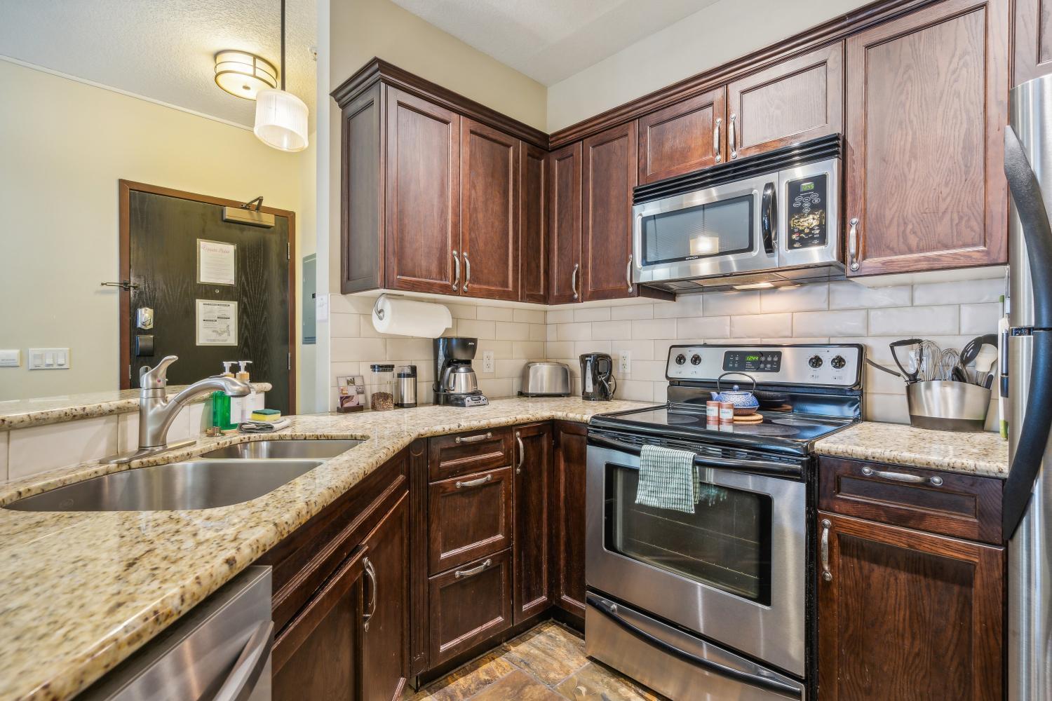 Cozy One Bedroom Condo With Indoor Pool And Hottub Canmore Esterno foto